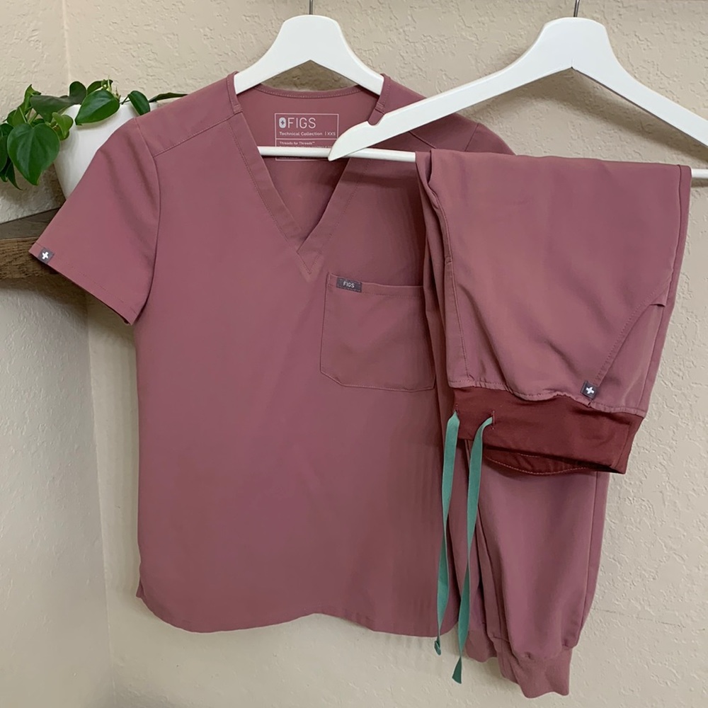 FIGS Catarina Scrub Top & Highwaisted Zamora Jogger Set